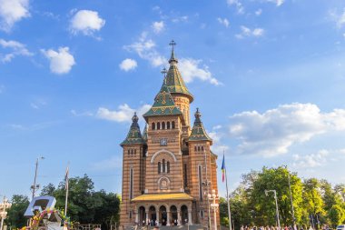 Timisoara Ortodoks Metropolitan Katedrali 'nin çarpıcı manzarası. Romanya 'da güzel kuleleri, ayrıntılı cephesi ve canlı yeşil bahçeleri olan ikonik dini simgeler.