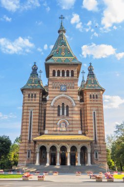 Timisoara Ortodoks Metropolitan Katedrali 'nin çarpıcı manzarası. Romanya 'da güzel kuleleri, ayrıntılı cephesi ve canlı yeşil bahçeleri olan ikonik dini simgeler.