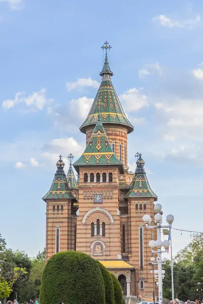 Timisoara Ortodoks Metropolitan Katedrali 'nin çarpıcı manzarası. Romanya 'da güzel kuleleri, ayrıntılı cephesi ve canlı yeşil bahçeleri olan ikonik dini simgeler.
