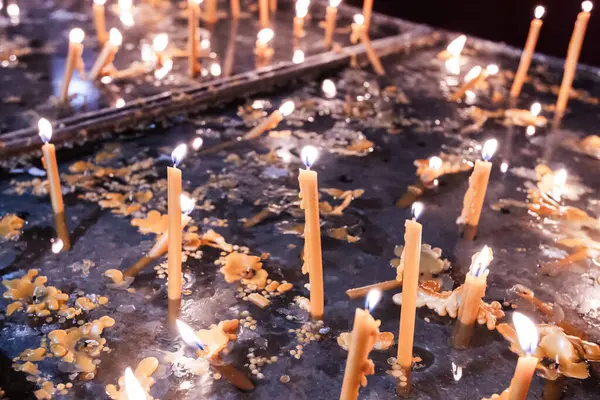 Dini Bağlılık: Ortodoks Kilisesi Anma Servisinde Balmumu Mumları Yakma