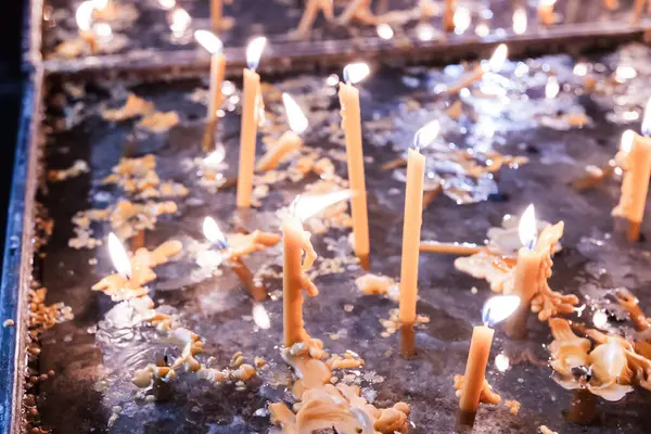 Dini Bağlılık: Ortodoks Kilisesi Anma Servisinde Balmumu Mumları Yakma