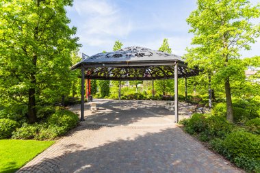 Şehir Bahçesinde Taş Masalı Park Pavyonu ve Bankları Davet Etmek