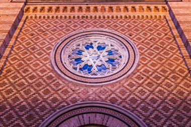 David Rose Pencere Karmaşık Yıldızı ve Geometrik Tuğla Desenli Sinagog Cephesi