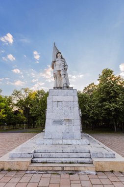 Romanya 'nın Timisoara kentinde, Central Park' ta bulunan ve elinde bayrak tutan bir askerin heykeli üzerine heykel dikildi..