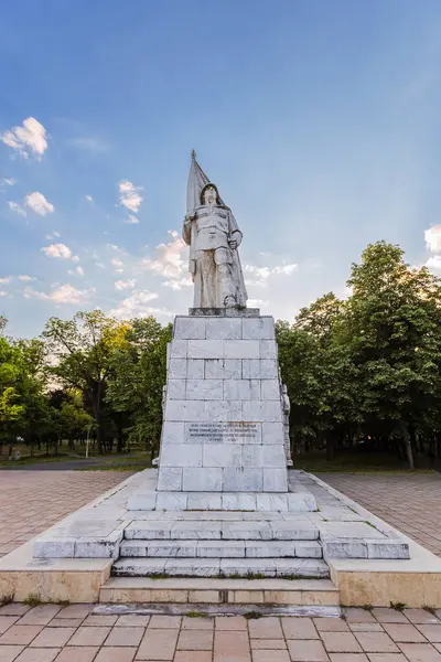 Romanya 'nın Timisoara kentinde, Central Park' ta bulunan ve elinde bayrak tutan bir askerin heykeli üzerine heykel dikildi..