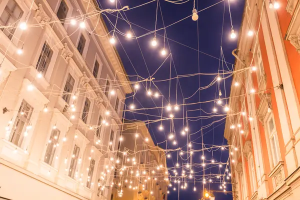 Avrupa 'nın tarihi bir caddesinin büyüleyici gece manzarası, yukarıdan çok sayıda dizili ışıkla güzelce aydınlatılmış binalarla dolu. Timisoara, Romanya.