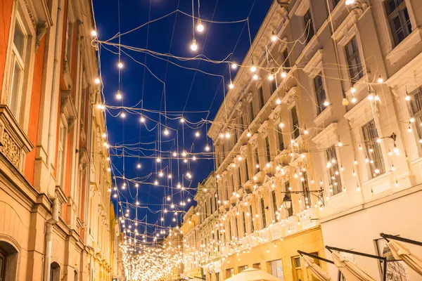 Avrupa 'nın tarihi bir caddesinin büyüleyici gece manzarası, yukarıdan çok sayıda dizili ışıkla güzelce aydınlatılmış binalarla dolu. Timisoara, Romanya.