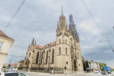 Sırbistan 'ın Vrsac kentindeki Aziz Gerard Katolik Kilisesi' nin büyük Gotik mimarisinin dış görünüşü, kısmen yapı iskelesi ile kaplanmış ve kentsel tarihin bir anını yakalıyor..