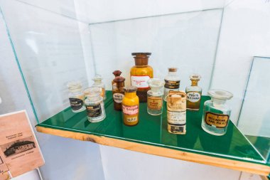 Tarihi Eczacılık Koleksiyonunda Vintage İlaç Şişeleri Görüntüsü