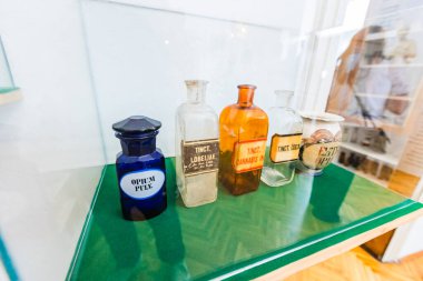 Tarihi Eczacılık Koleksiyonunda Vintage İlaç Şişeleri Görüntüsü