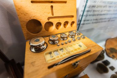 Antika Hassas Ağırlıklar Cımbızla tutturulmuş tahta kutuda