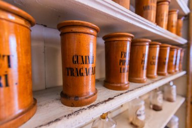 Tarihi Raflarda Latin Etiketli Antika Ahşap Ecza Kavanozları