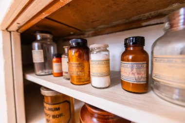 Tarihi Eczacılık Koleksiyonunda Vintage İlaç Şişeleri Görüntüsü