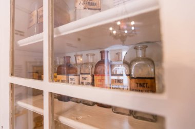 Tarihi Eczacılık Koleksiyonunda Vintage İlaç Şişeleri Görüntüsü