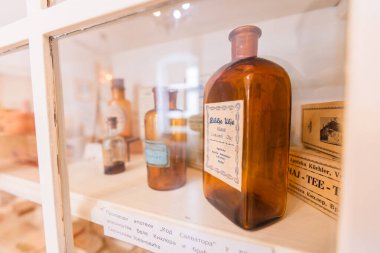 Tarihi Eczacılık Koleksiyonunda Vintage İlaç Şişeleri Görüntüsü