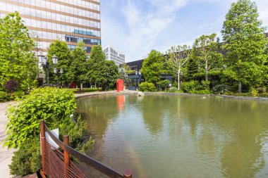 Göl ve Çağdaş Mimari Üzerine Ahşap Köprüsü olan Modern Şehir Vaha 'sı