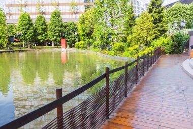 Göl ve Çağdaş Mimari Üzerine Ahşap Köprüsü olan Modern Şehir Vaha 'sı