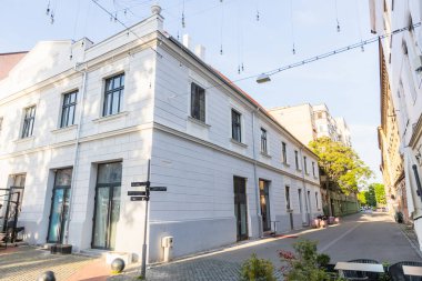 Geleneksel Avrupa Mimarisi Cafe Terasları ve Dekoratif İp Işıkları Romantik Atmosfer Oluşturan Tarihi Timisoara Romanya Eski Şehir Caddesine Zarar Vermek