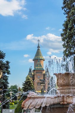 Çeşme ve Yeşillik Tarafından Çerçevelenmiş Timisoara Ortodoks Büyükşehir Katedrali