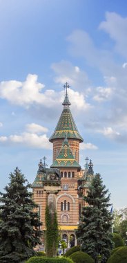Timisoara Ortodoks Metropolitan Katedrali 'nin canlı ve görkemli manzarası kendine özgü mimari tarzını ve renkli çatısını dinamik bir gökyüzüne karşı sergiliyor..
