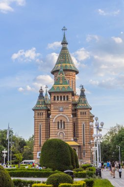 Timisoara Ortodoks Metropolitan Katedrali 'nin canlı ve görkemli manzarası kendine özgü mimari tarzını ve renkli çatısını dinamik bir gökyüzüne karşı sergiliyor..