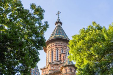 Görkemli Timisoara Büyükşehir Ortodoks Katedrali Mavi Gökyüzüne karşı gür yeşil ağaçlı