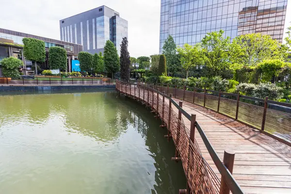 Göl ve Çağdaş Mimari Üzerine Ahşap Köprüsü olan Modern Şehir Vaha 'sı