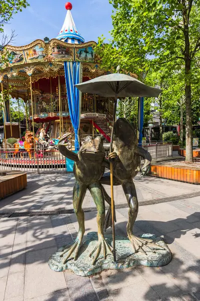 Lunaparktaki Atlıkarınca 'nın önünde Şemsiyeli Garip Bronz Kurbağa Heykeli