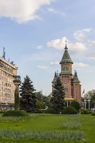 Timisoara Ortodoks Metropolitan Katedrali 'nin canlı ve görkemli manzarası kendine özgü mimari tarzını ve renkli çatısını dinamik bir gökyüzüne karşı sergiliyor..