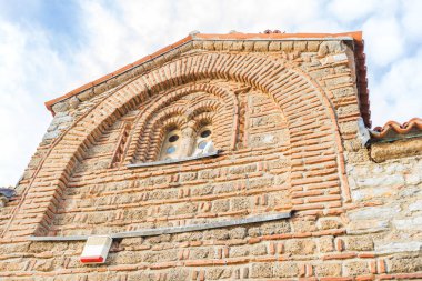 Kaneo, Ohri, Kuzey Makedonya 'daki St. John Kilisesi' nin karmaşık tuğla işçiliğine ve benzersiz mimarisine yakından bakmak.
