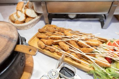 Tahta şişler üzerinde çıtır çıtır tavuk şeritleri renkli biberler, aperatifler, aperatif tabaklar, restoranlar, hazır yemek, hazır yemek.