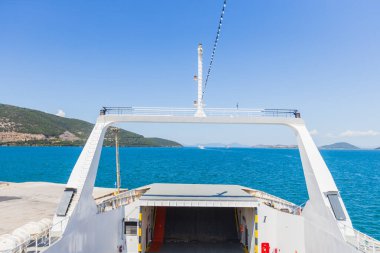 Feribot güvertesi manzaralı Mavi Akdeniz Yunan Adaları Dağları ve Açık Gökyüzü Gezisi Panoramik Deniz Macerası