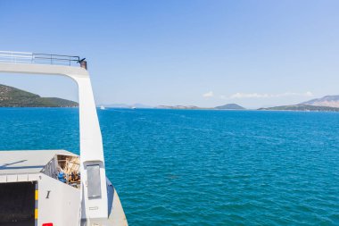 Feribot güvertesi manzaralı Mavi Akdeniz Yunan Adaları Dağları ve Açık Gökyüzü Gezisi Panoramik Deniz Macerası
