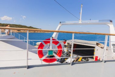 Kırmızı Hayat Halkası Güvenlik Ekipmanı Beyaz Feribot Güvertesinde Okyanus manzaralı ve Mavi Gökyüzü Deniz Taşımacılığı