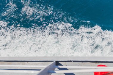 Akdeniz Deniz Dalgaları Feribot Güvertesi Tırabzanı Turkuaz Okyanus Suyu Köpük Beyaz Şapka Yaz Denizcilik Macerası Yolculuğu