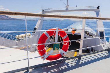 Kırmızı Hayat Halkası Güvenlik Ekipmanı Beyaz Feribot Güvertesinde Okyanus manzaralı ve Mavi Gökyüzü Deniz Taşımacılığı