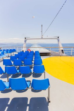 Boş Mavi Feribot Sandalyeleri Beyaz Güvertede Okyanus manzaralı Deniz Yolcusu Oturma Bölgesi