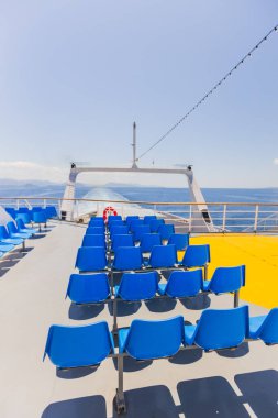 Boş Mavi Feribot Sandalyeleri Beyaz Güvertede Okyanus manzaralı Deniz Yolcusu Oturma Bölgesi