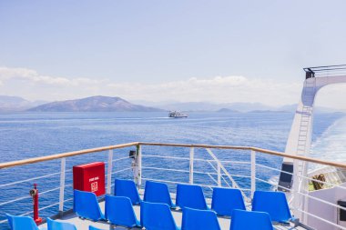 Boş Mavi Feribot Sandalyeleri Beyaz Güvertede Okyanus manzaralı Deniz Yolcusu Oturma Bölgesi