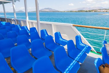 Güvertede Boş Mavi Plastik Feribot Koltukları Manzaralı Okyanus Manzaralı ve Parlak Yaz Güneşi Altında Dağlı