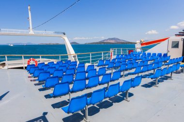 Güvertede Boş Mavi Plastik Feribot Koltukları Manzaralı Okyanus Manzaralı ve Parlak Yaz Güneşi Altında Dağlı