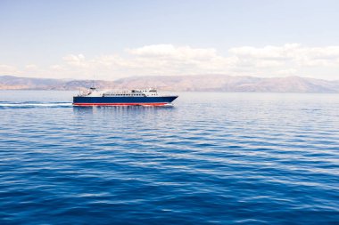 Berrak Gök ve Sahil Dağlarıyla Açık Deniz 'de Modern Feribot Yolculuğu Parlak Gün Işığı Altında Mavi Su Yansıması Konsepti