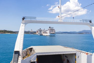 Rıhtımda Gezinen Gemiler Bir Feribot Pruvasından Görüldüğü Gibi