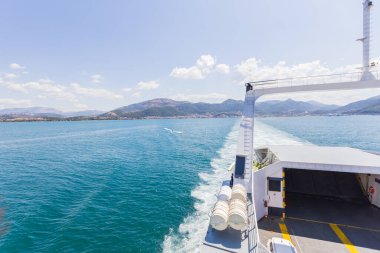 Uzak Dağlar ve Sahil Ufku ile Berrak Mavi Deniz Altında Feribot Kalkış Yolu Hayat Salları, Serene Water Doku ve Manzaralı Seyahat Perspektifi