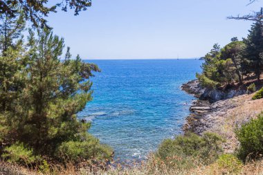 Birinci Dünya Savaşı sırasında Sırp askerlerinin denize gömüldüğü Mavi Mezar olarak bilinen tarihi Vido adası kıyı şeridi, el değmemiş turkuaz suları ve Yunan sularında anıtsal öneme sahip..