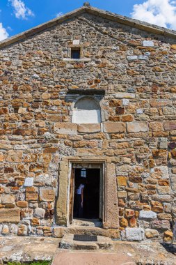 Sırbistan 'ın Novi Pazar kentindeki Sırp Ortodoks St Peter Kilisesi' nin antik taş giriş kapısı ortaçağ duvarcılığı ve mimari ayrıntılarını gözler önüne serdi.