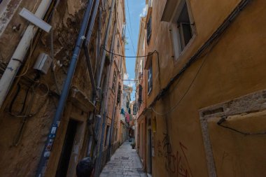 Etkileyici dar kaldırım taşı sokak yıpranmış renkli binalar, asılmış çamaşırhaneler ve otantik Akdeniz mimarisi ve eski dünya cazibesini sergileyen kullanışlı borular..
