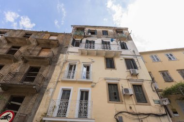 Korfu kasabasında balkonları ve kentsel detayları olan geleneksel bir Yunan binasının dış görünüşü.