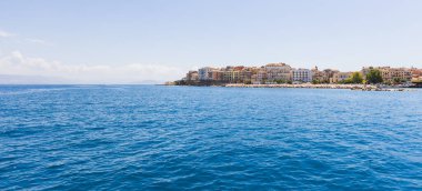 Geleneksel Venedik rıhtım binaları ve İyon Denizi manzaralı güzel Korfu Kasabası olağanüstü berrak mavi suları ve mükemmel Yunan havasıyla.