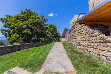 Sırbistan 'da tarihi bir manastıra giden yol taştan.